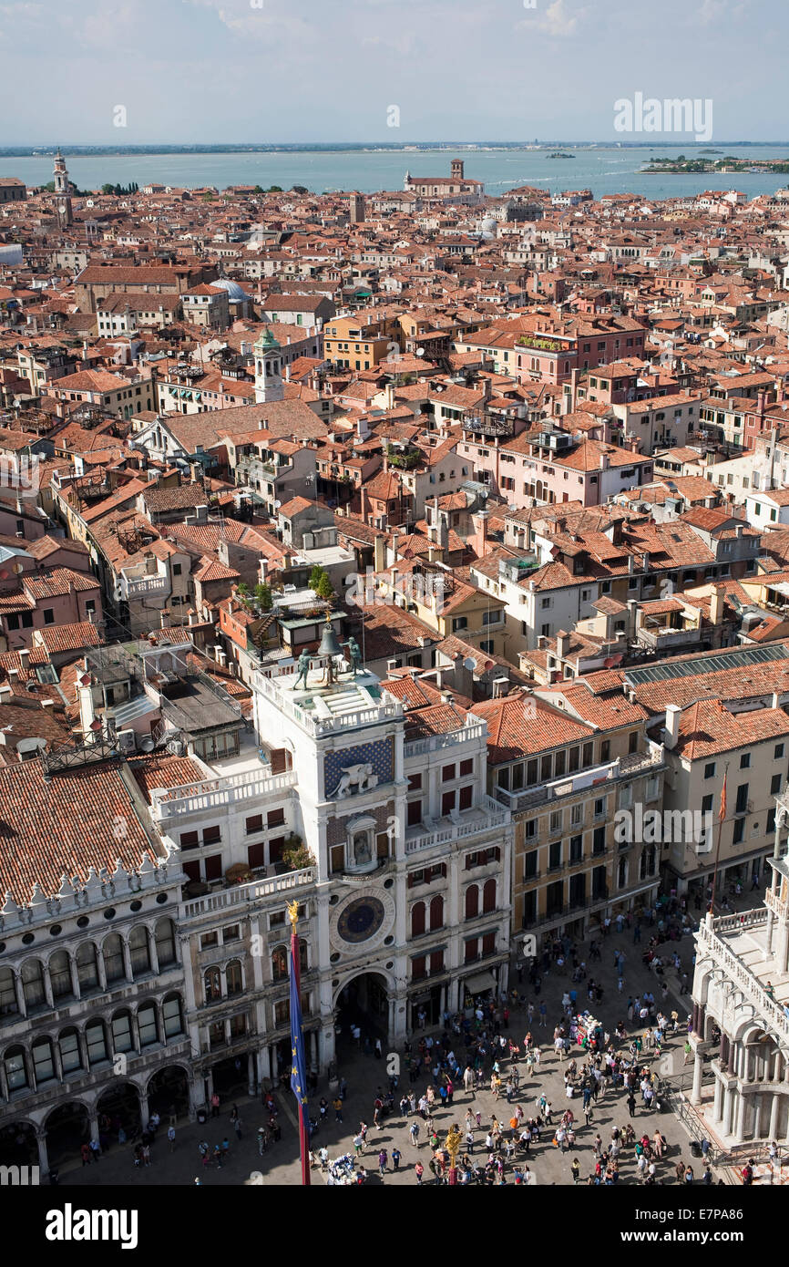 Vista dall'alto della Torre dell'orologio à Piazza San Marco Venise, une vue du haut de la tour de l'horloge Banque D'Images