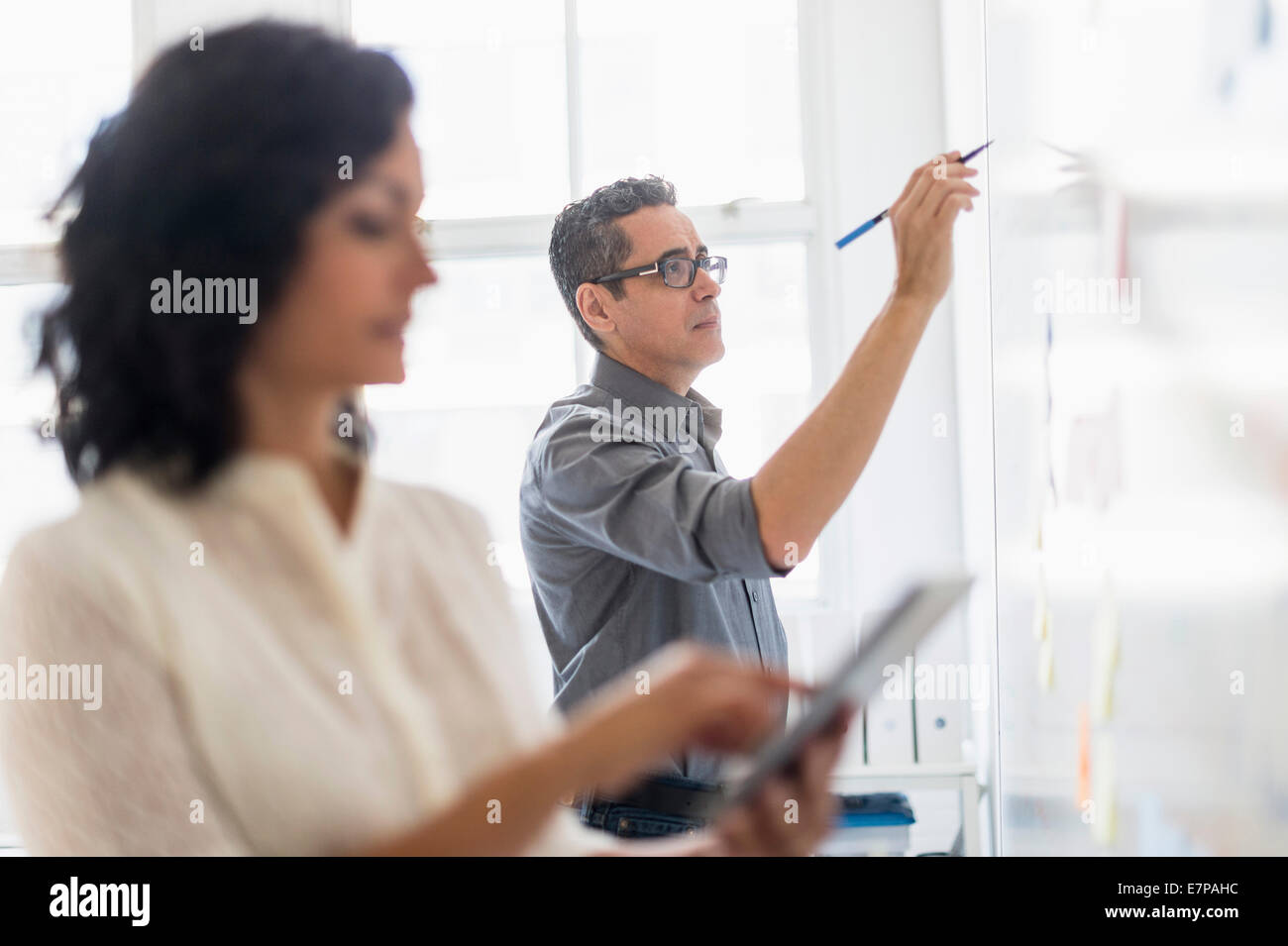 Man and Woman working in office Banque D'Images