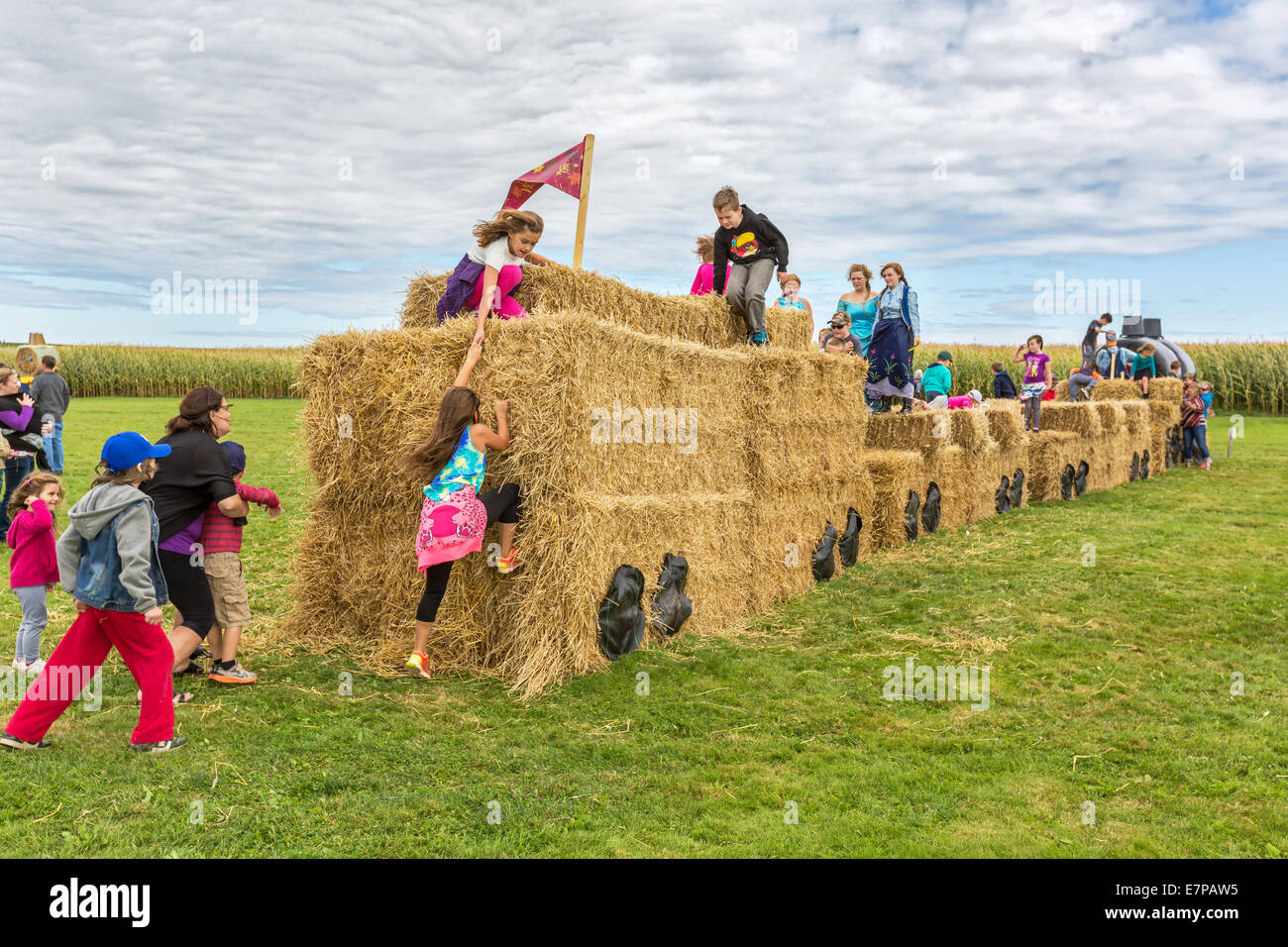 Summerside, Prince Edward Island, Canada, 21 sept., 2014. Les enfants et les parents participent à des activités à la Journée Portes Ouvertes à Summerside, Î. L'événement de la Journée agricole portes ouvertes est organisé chaque année et voir plus de 20 exploitations agricoles de l'Île du Prince Édouard ouvert au public offrant des activités amusantes et interactives pour en apprendre davantage sur la vie à la ferme. Credit : Verena Matthieu/Alamy Live News Banque D'Images