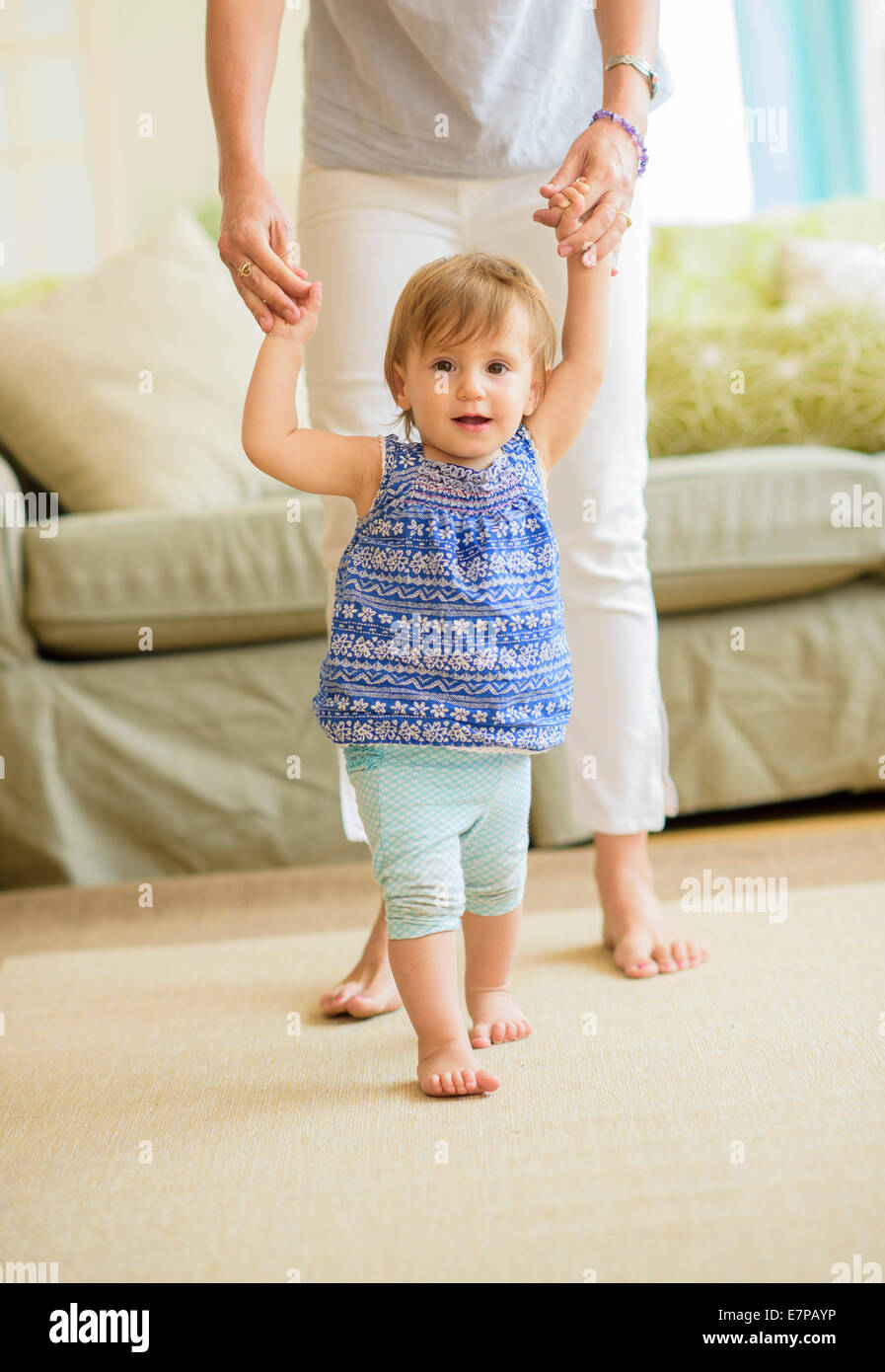 Aider La Mere Fille Bebe 18 23 Mois Avec Ses Premiers Pas Photo Stock Alamy Aider La Mere Fille Bebe 18 23 Mois Avec Ses Premiers Pas Photo Stock Alamy
