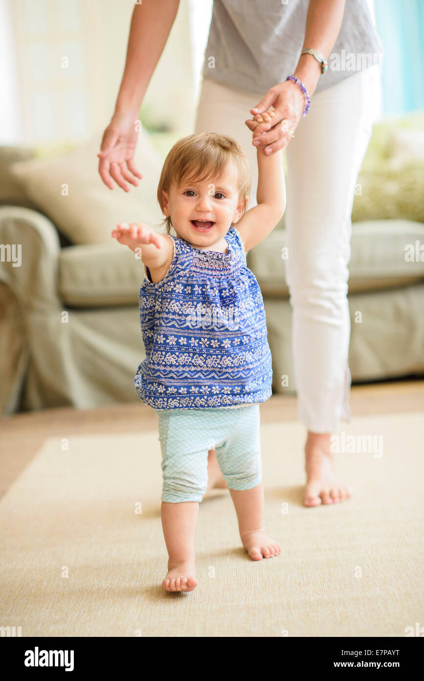 Aider La Mere Fille Bebe 18 23 Mois Avec Ses Premiers Pas Photo Stock Alamy