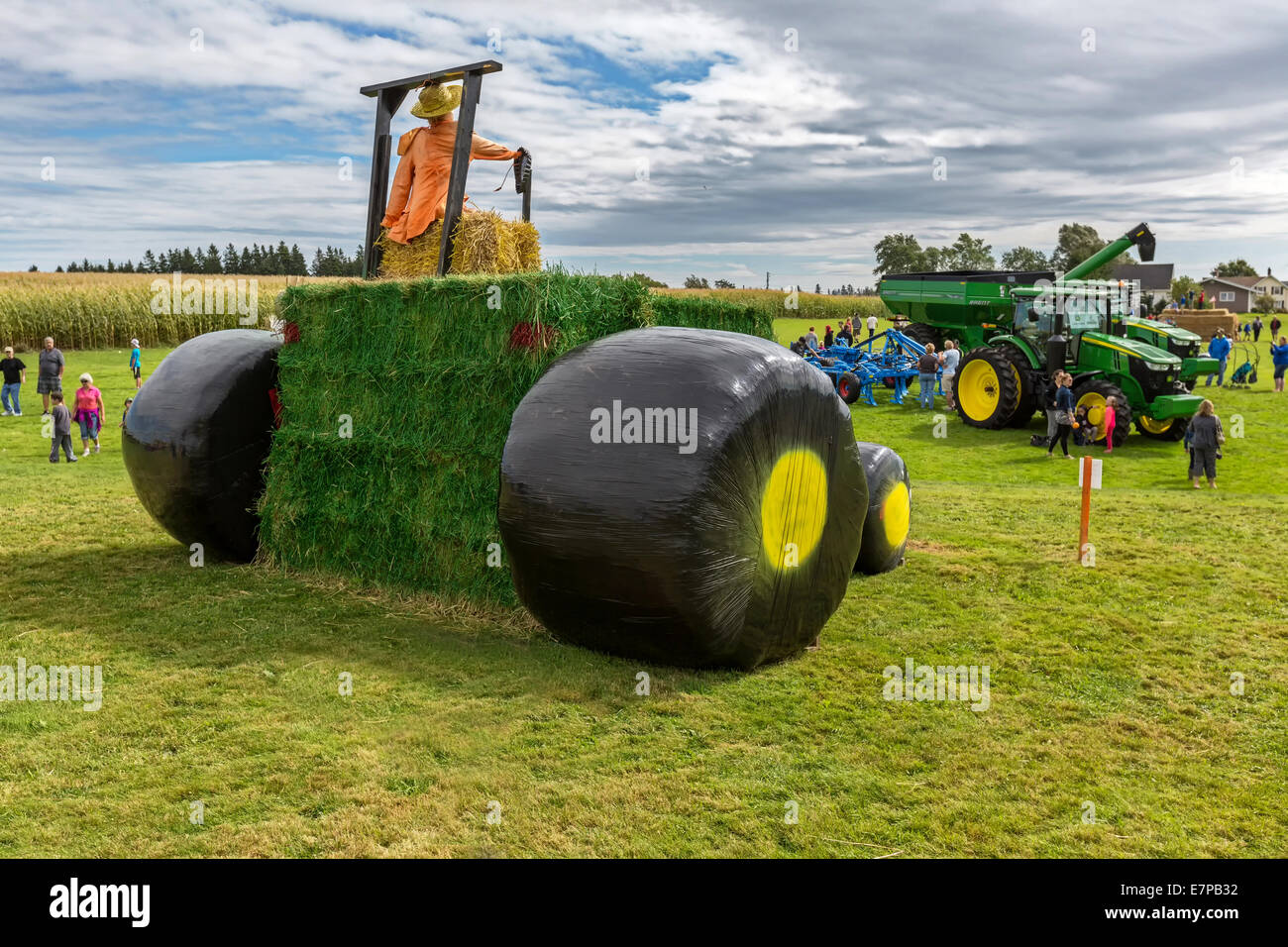 Summerside, Prince Edward Island, Canada, 21 sept., 2014. Tracteurs John Deere et une balle de foin replica tracteur sur affichage pour la journée portes ouvertes à Summerside, Î. L'événement de la Journée agricole portes ouvertes est organisé chaque année et voir plus de 20 exploitations agricoles de l'Île du Prince Édouard ouvert au public offrant des activités amusantes et interactives pour en apprendre davantage sur la vie à la ferme. Credit : Verena Matthieu/Alamy Live News Banque D'Images