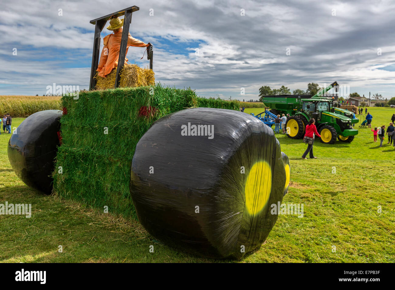Summerside, Prince Edward Island, Canada, 21 sept., 2014. Tracteurs John Deere et une balle de foin replica tracteur sur affichage pour la journée portes ouvertes à Summerside, Î. L'événement de la Journée agricole portes ouvertes est organisé chaque année et voir plus de 20 exploitations agricoles de l'Île du Prince Édouard ouvert au public offrant des activités amusantes et interactives pour en apprendre davantage sur la vie à la ferme. Credit : Verena Matthieu/Alamy Live News Banque D'Images