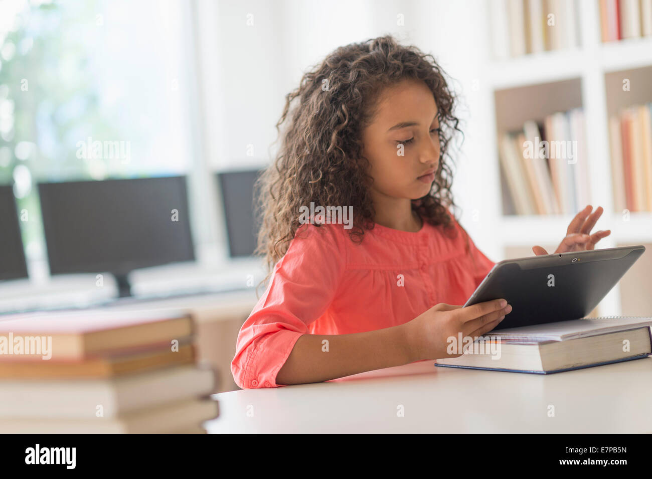 Girl (12-13) using digital tablet in classroom Banque D'Images