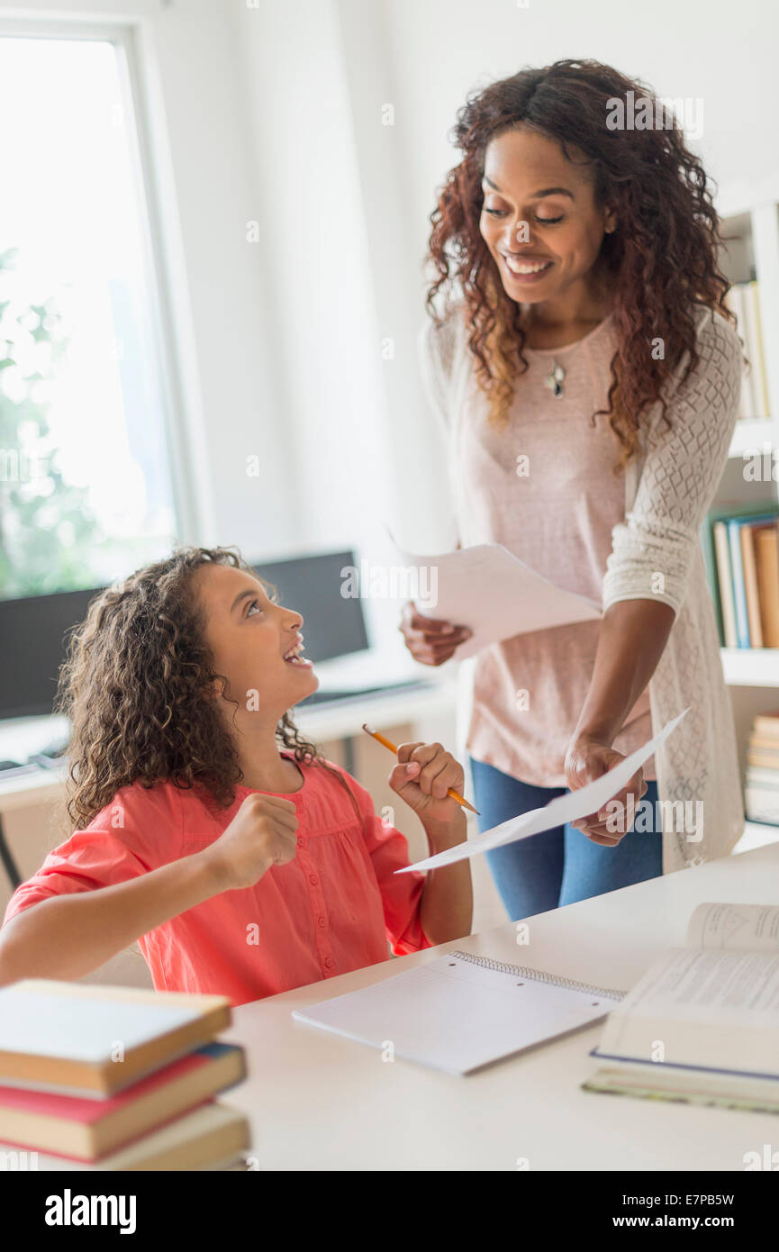 Girl (8-9) Résultat de l'essai de réception en classe Banque D'Images