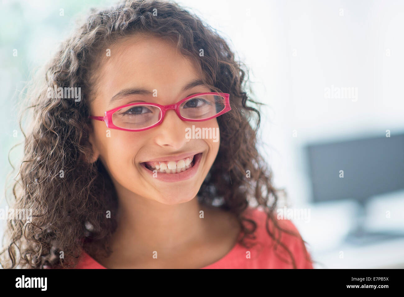 Portrait de lycéenne (8-9) portant des lunettes rose Banque D'Images