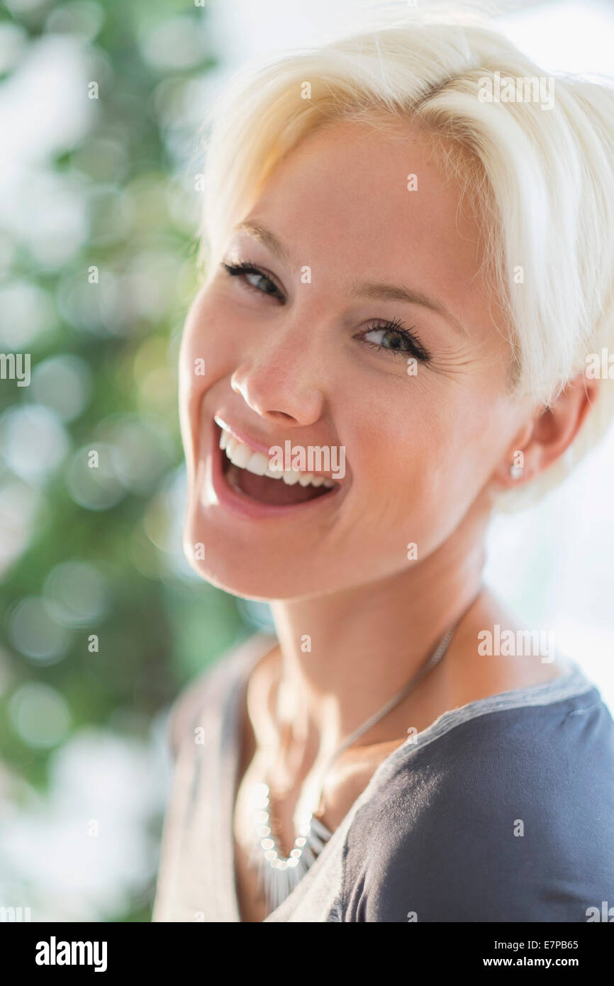 Portrait of happy blonde woman laughing Banque D'Images