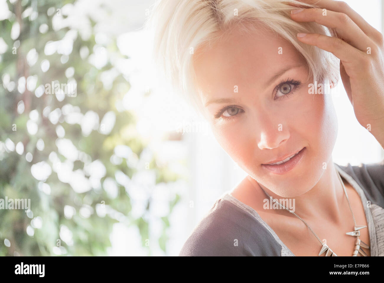 Portrait of happy blonde woman smiling Banque D'Images