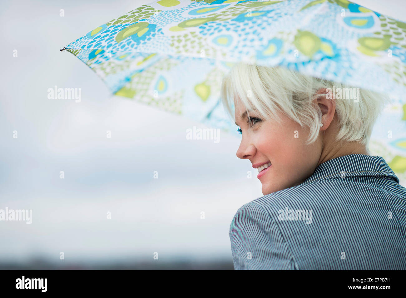 Profil de blonde woman under umbrella Banque D'Images
