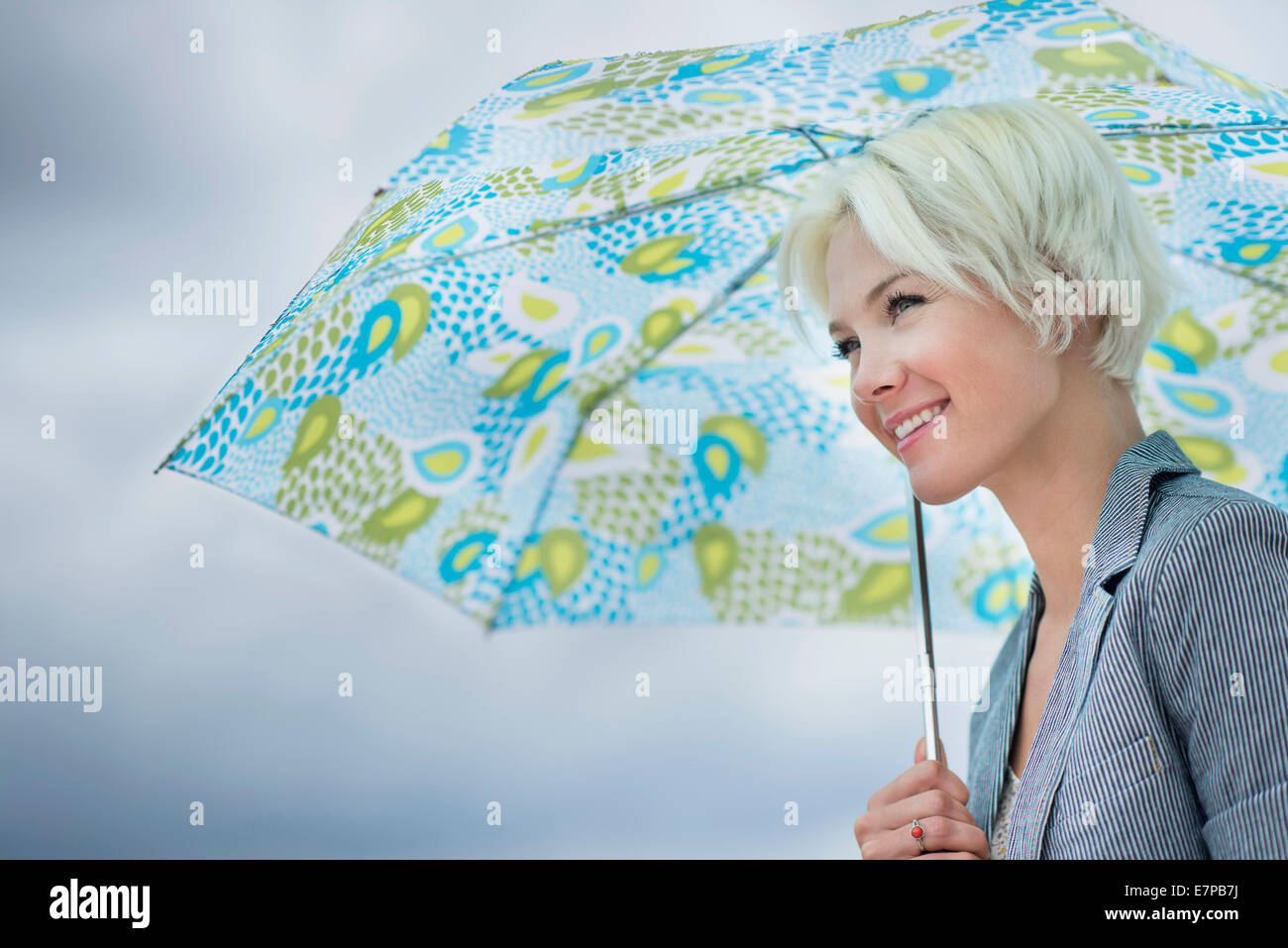 Blonde woman under umbrella Banque D'Images