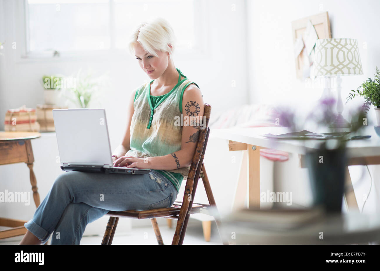 Woman using laptop at home Banque D'Images