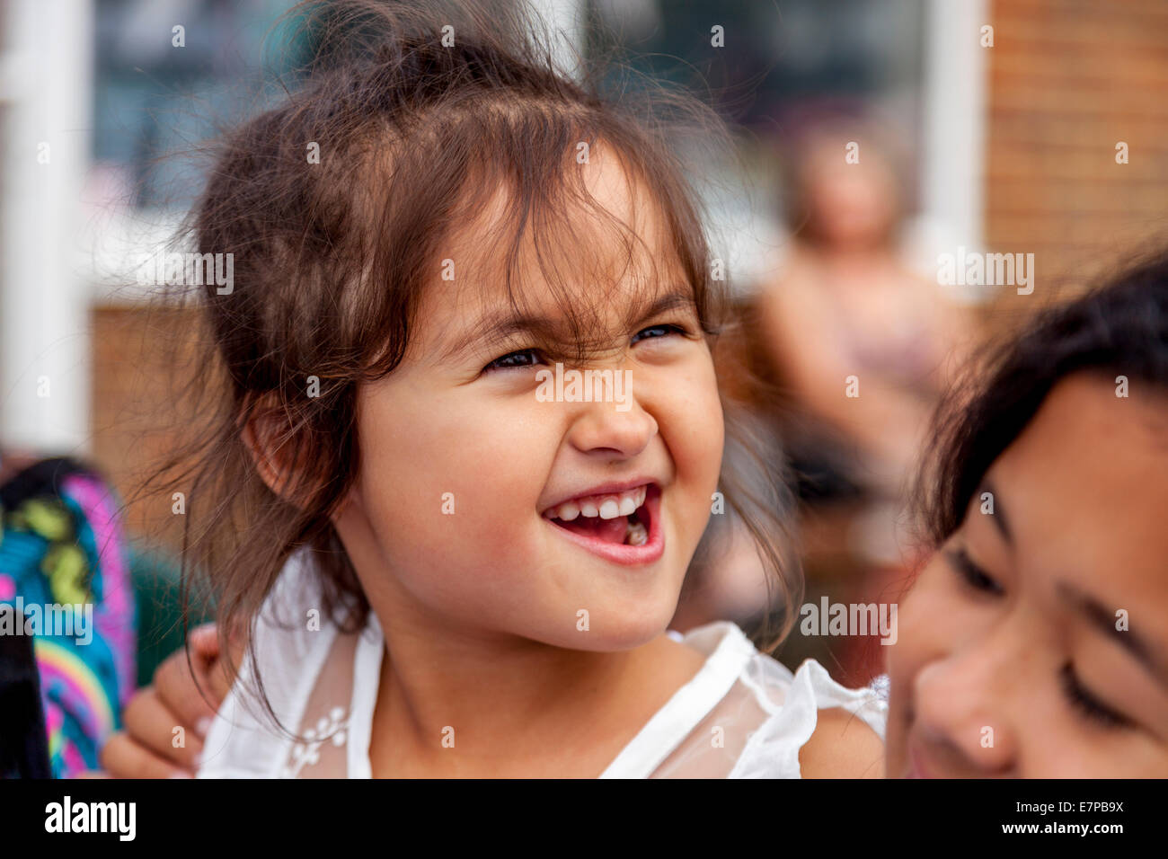 Happy Little Girl Playing Hartfield, Fête du Village, Sussex, Angleterre Banque D'Images