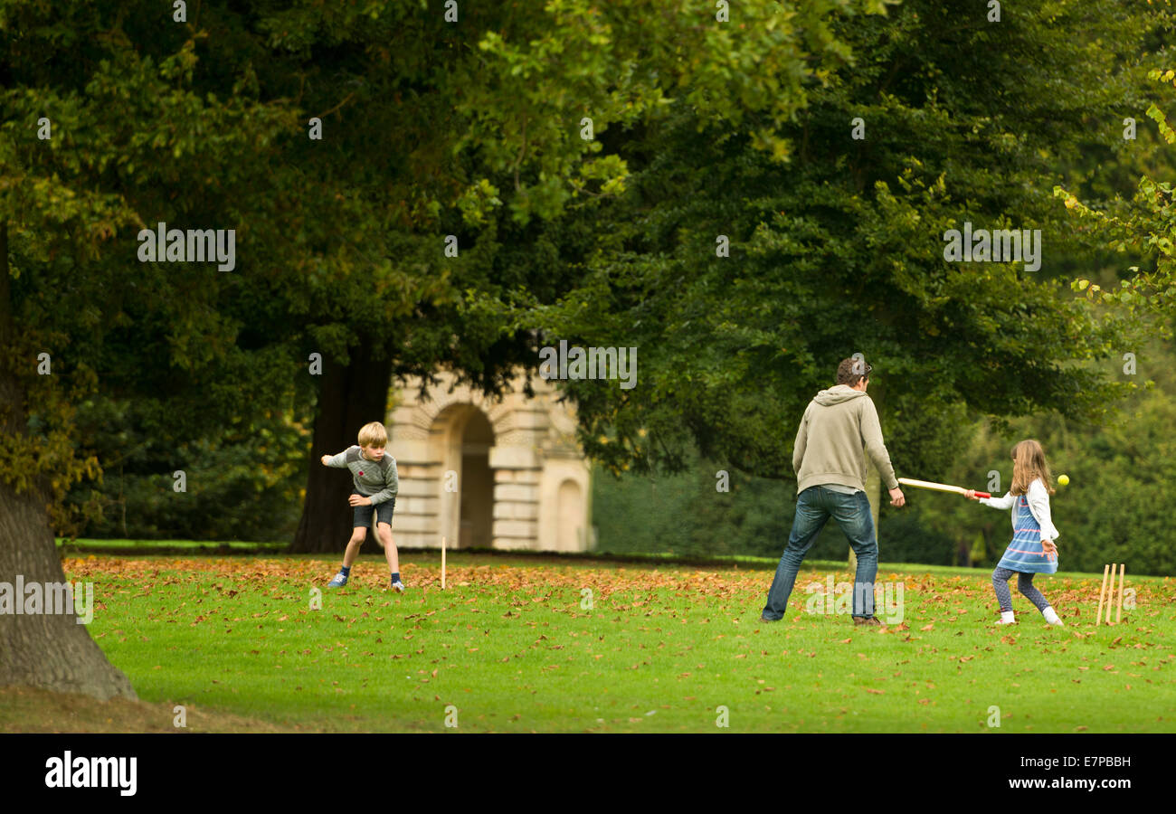 Père de famille les enfants à jouer au cricket Banque D'Images