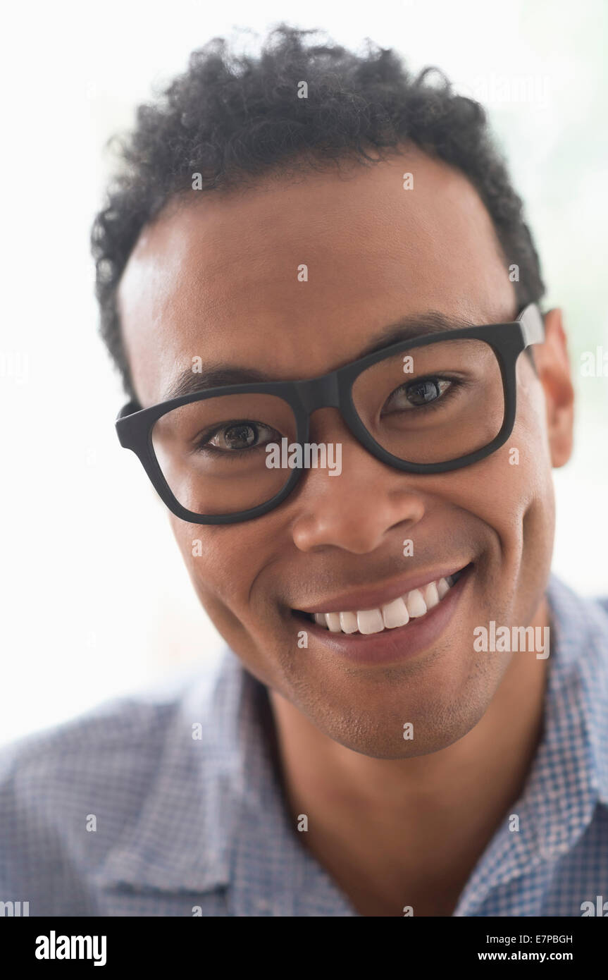 Portrait of young man smiling Banque D'Images