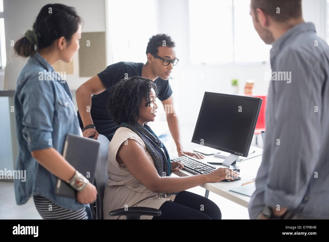 Les femmes et les hommes travaillant dans office Banque D'Images