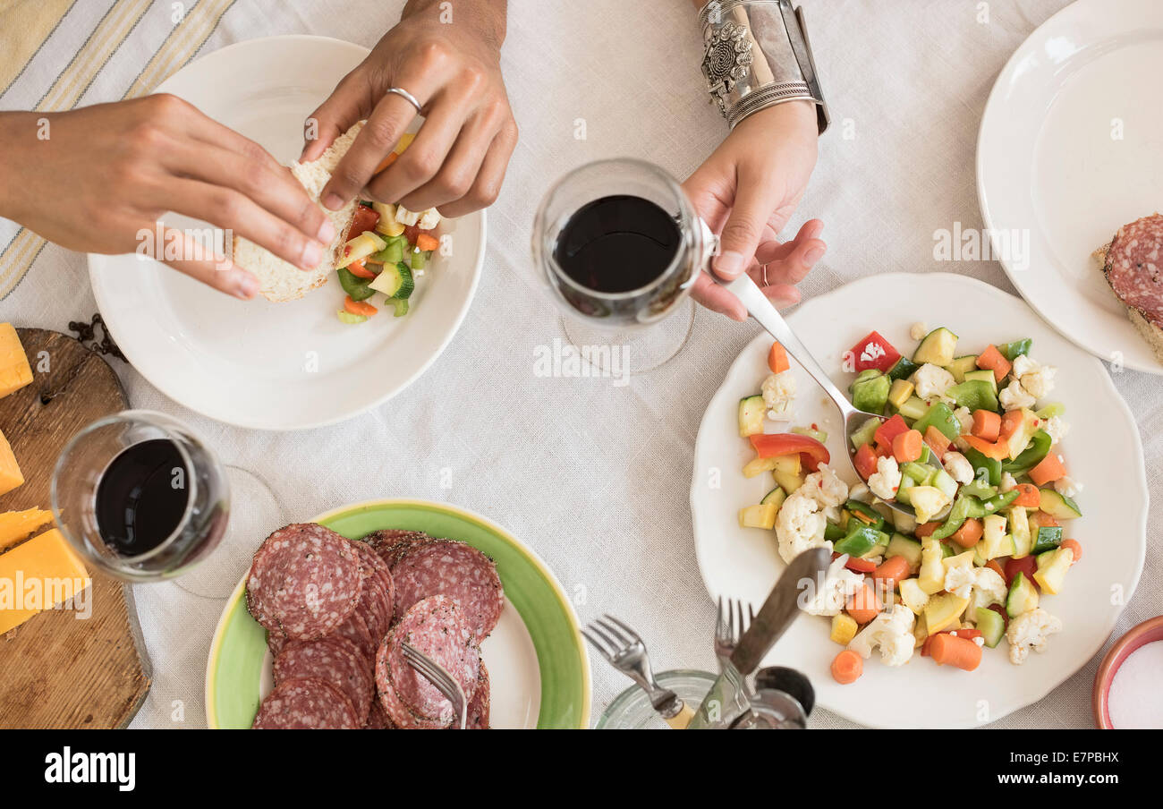 Salade mains servant Banque D'Images
