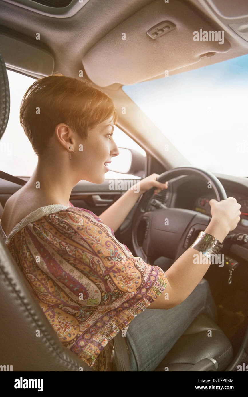 Vue latérale du woman driving car Banque D'Images