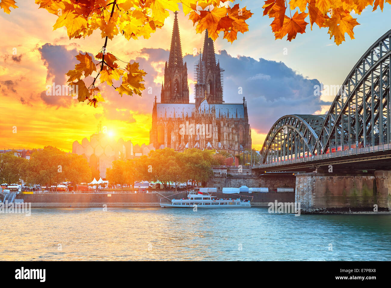 Cologne au coucher du soleil Banque D'Images