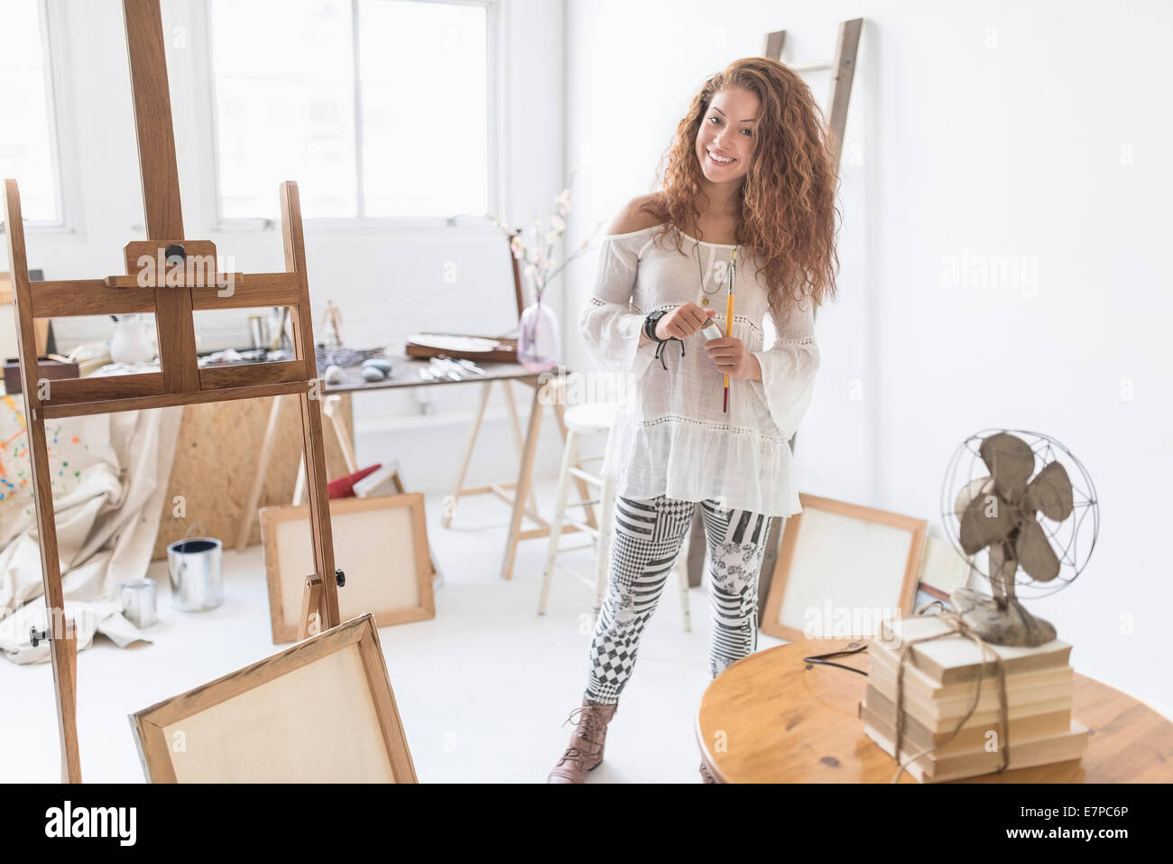 Young female artist in studio Banque D'Images