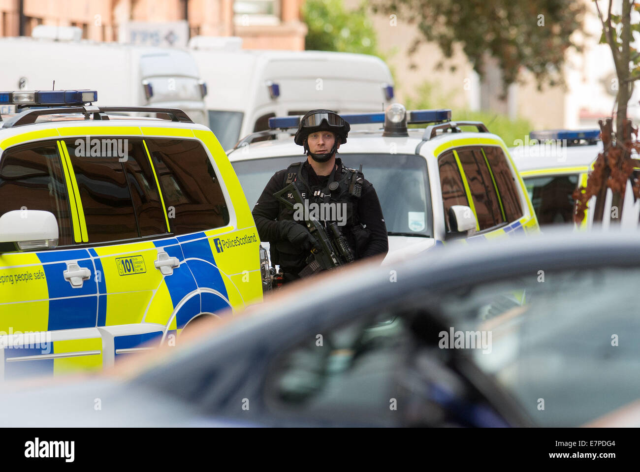 Glasgow, Royaume-Uni. 22 Sep, 2014. Des armes à feu de la spécialiste de l'Unité des armes à feu tactique assister à un siège dans la région de Boyd Street à Govanhill, Glasgow, à l'égard d'un ancien prisonnier Jonathan Kelly, 33 ans, à partir de la zone de la ville Drumchapel portés disparus après avoir violé ses conditions de mise en liberté sous caution. 22 septembre, 2014 Crédit : Sam Kovak/Alamy Live News Banque D'Images