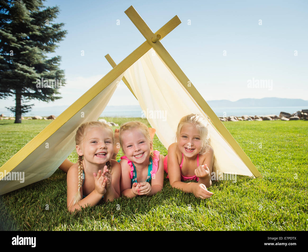 USA, Utah, Garden City, trois filles (2-3, 4-5) à l'affiche dans la tente Banque D'Images