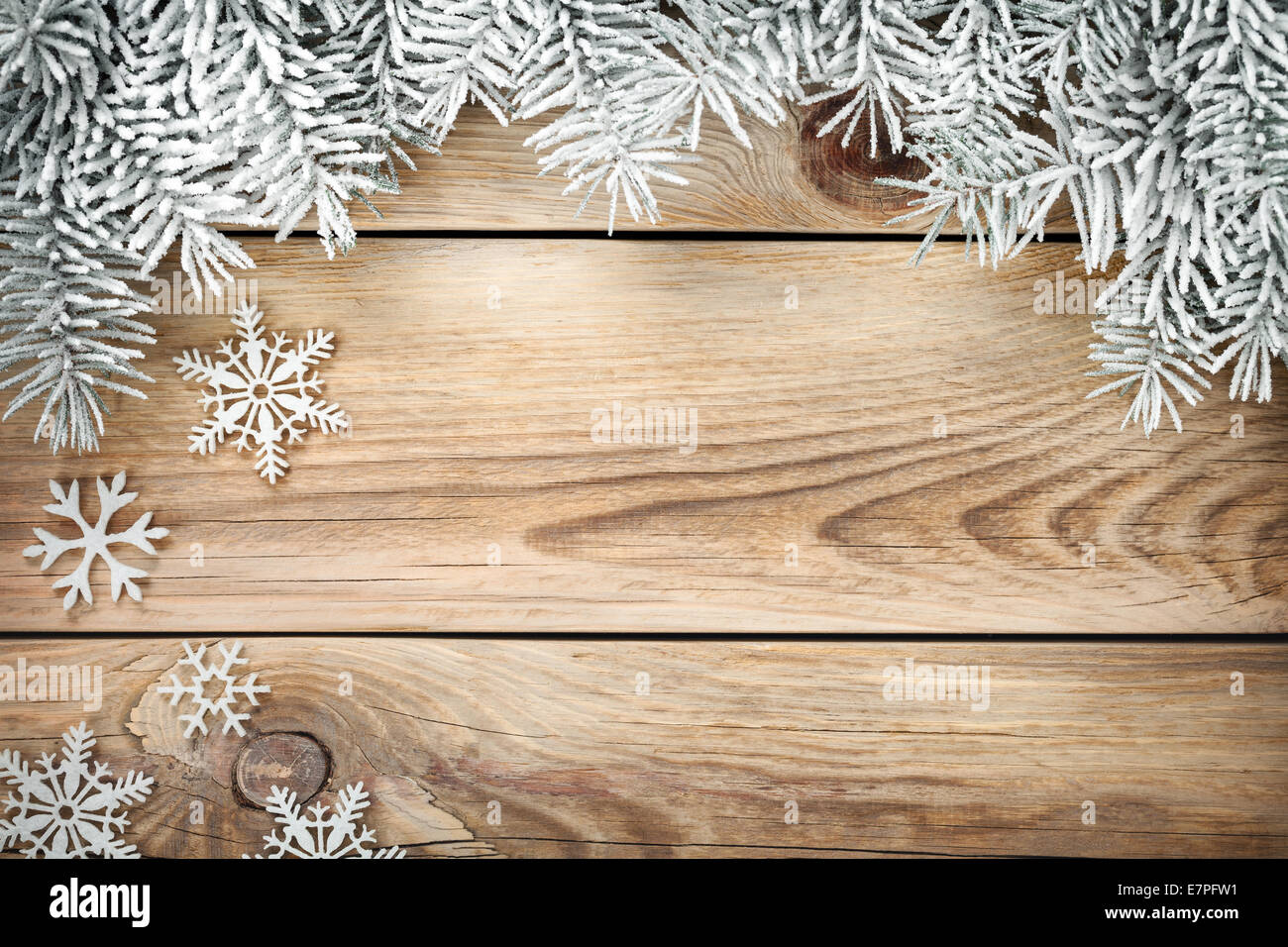 Fond de Noël avec sapin recouvert de neige et de flocons blancs. Copier l'espace. Vue d'en haut Banque D'Images