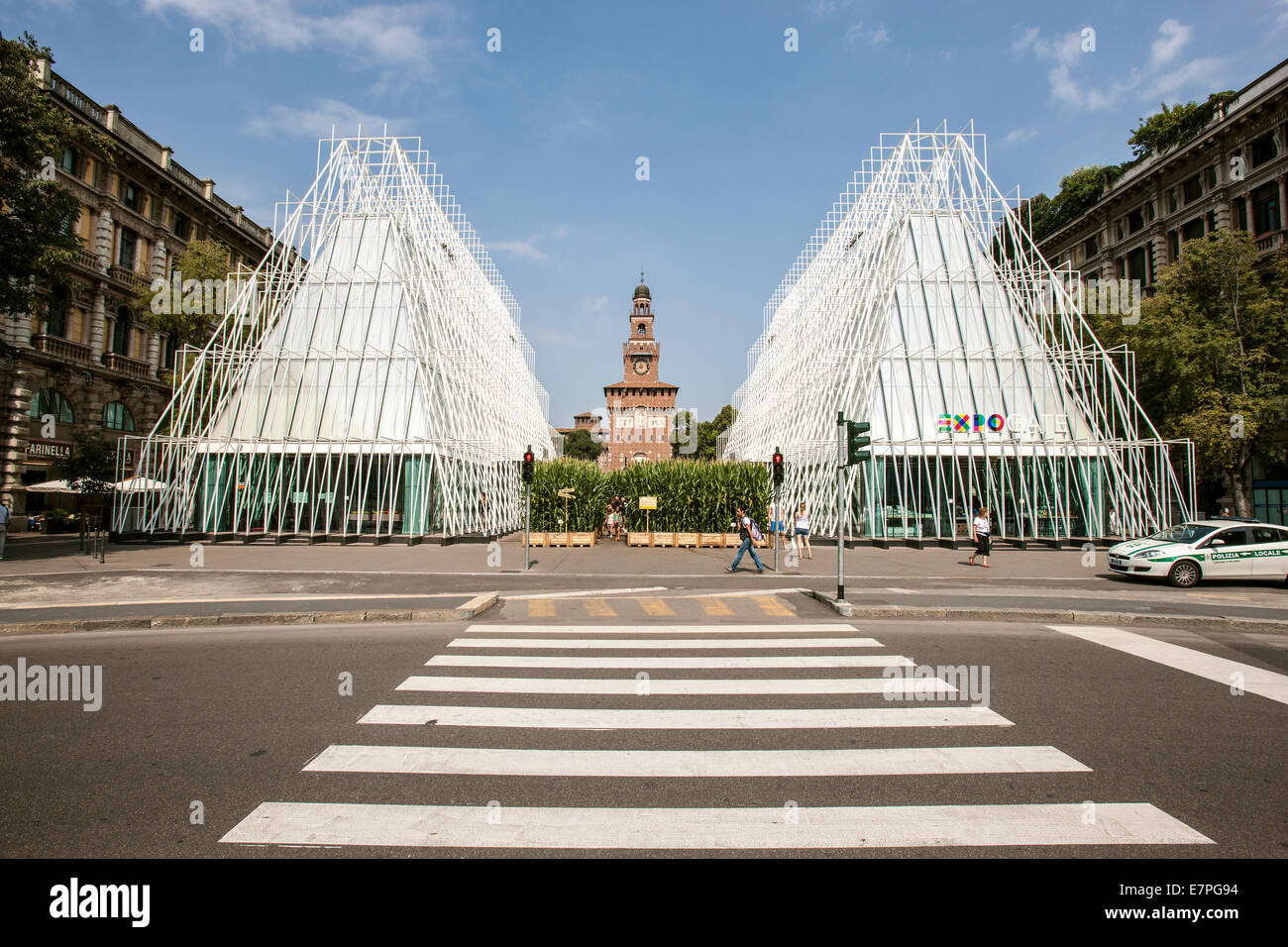 Milan, Expo 2015, EXPOGATE, équitable, Exposition Universelle, château Sforzesco, gate, point info, passage piétons, Lombardie, Italie Banque D'Images