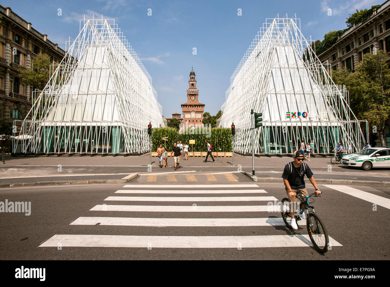 Milan, Expo 2015, EXPOGATE, équitable, Exposition Universelle, château Sforzesco, ville, gate, point info, passage piétons, cyclistes Banque D'Images