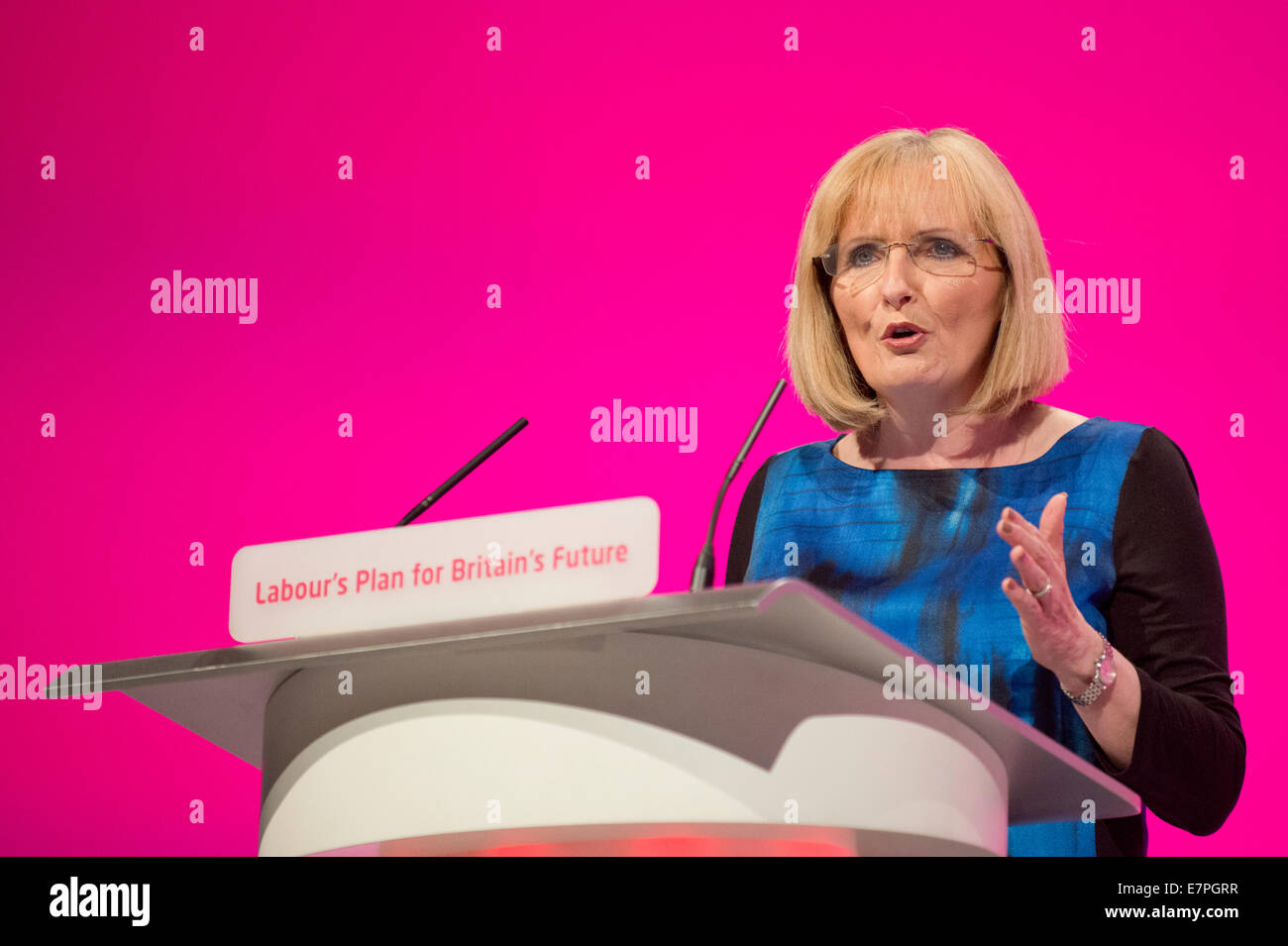 Manchester, UK. 22 Septembre, 2014. Margaret Curran, Shadow Secrétaire d'État pour l'Écosse, les adresses l'auditorium le deuxième jour de la conférence annuelle du Parti travailliste à Manchester Central Convention Complex Crédit : Russell Hart/Alamy Live News. Banque D'Images