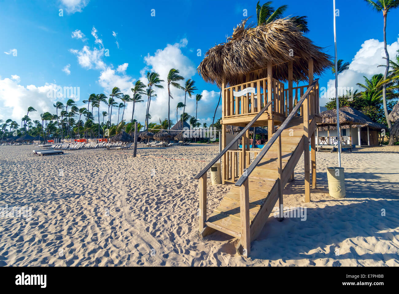 Lifeguard house sur une belle journée d'été avec bleu ciel nuageux et locations de maisons derrière. Banque D'Images