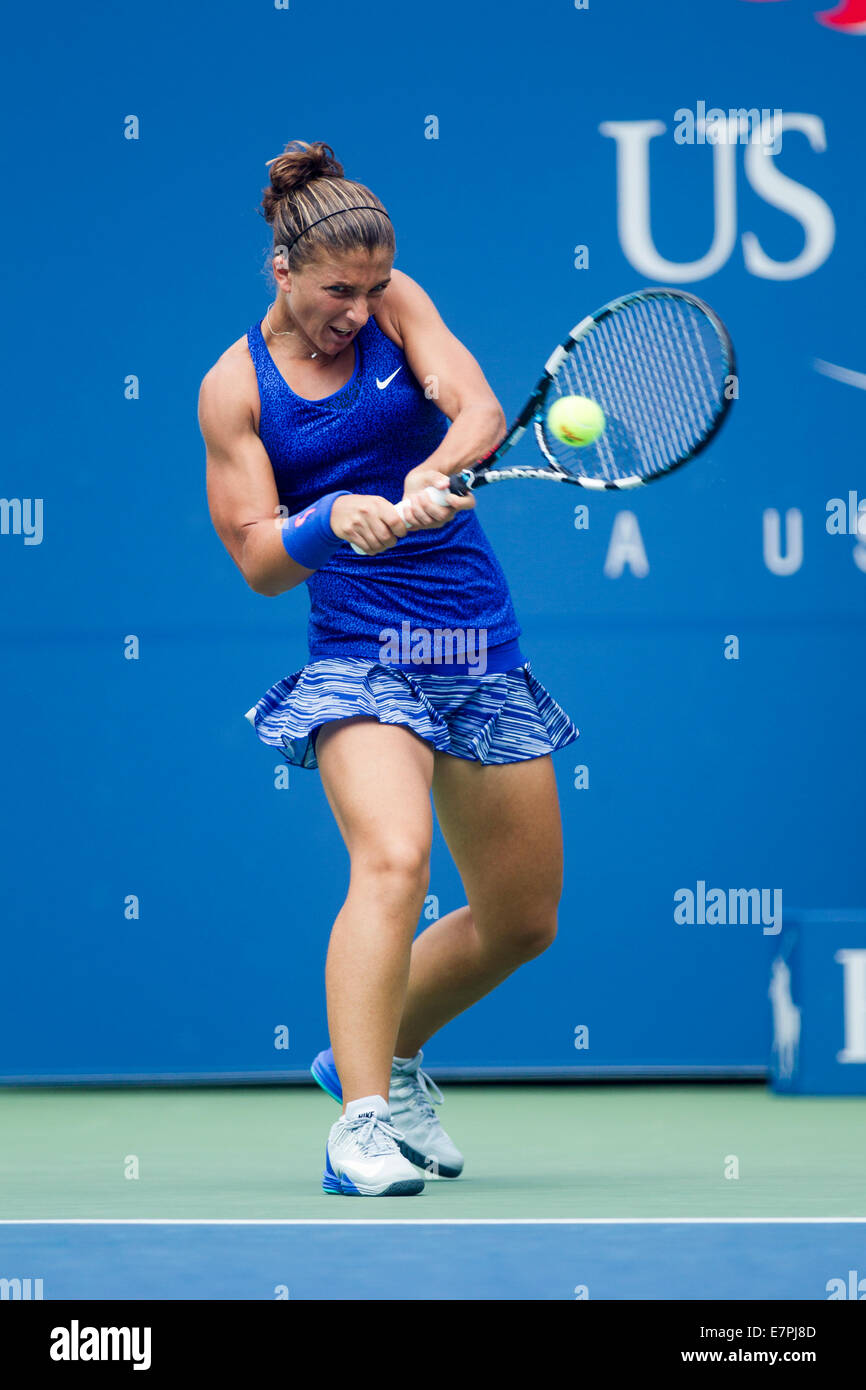 Flushing Meadows, New York, USA. 31 août, 2014 Sara Errani (ITA) en action  4ème tour à l'US Open Tennis Championships. © Paul J. S Photo Stock - Alamy
