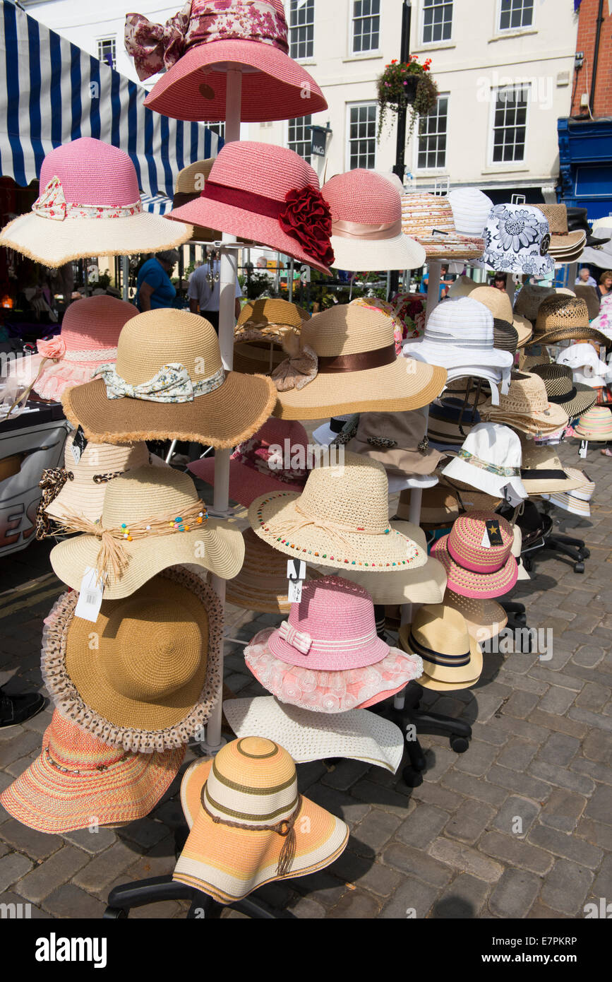 Des chapeaux en vente sur un marché de rue Ludlow, Shropshire, Angleterre Banque D'Images