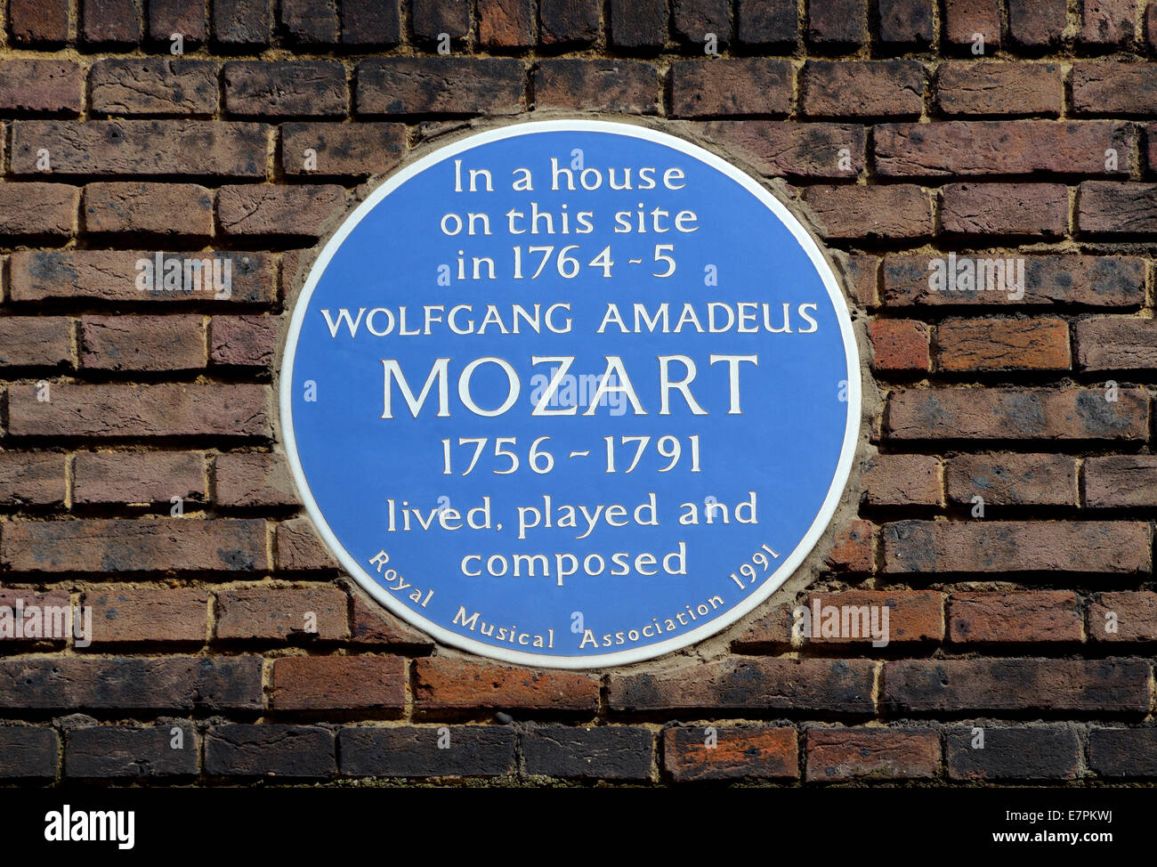 Londres, Angleterre, Royaume-Uni. Blue Plaque : "Dans une maison sur ce site en 1764-5 Wolfgang Amadeus Mozart 1756-1791 vécu, joué et composer Banque D'Images