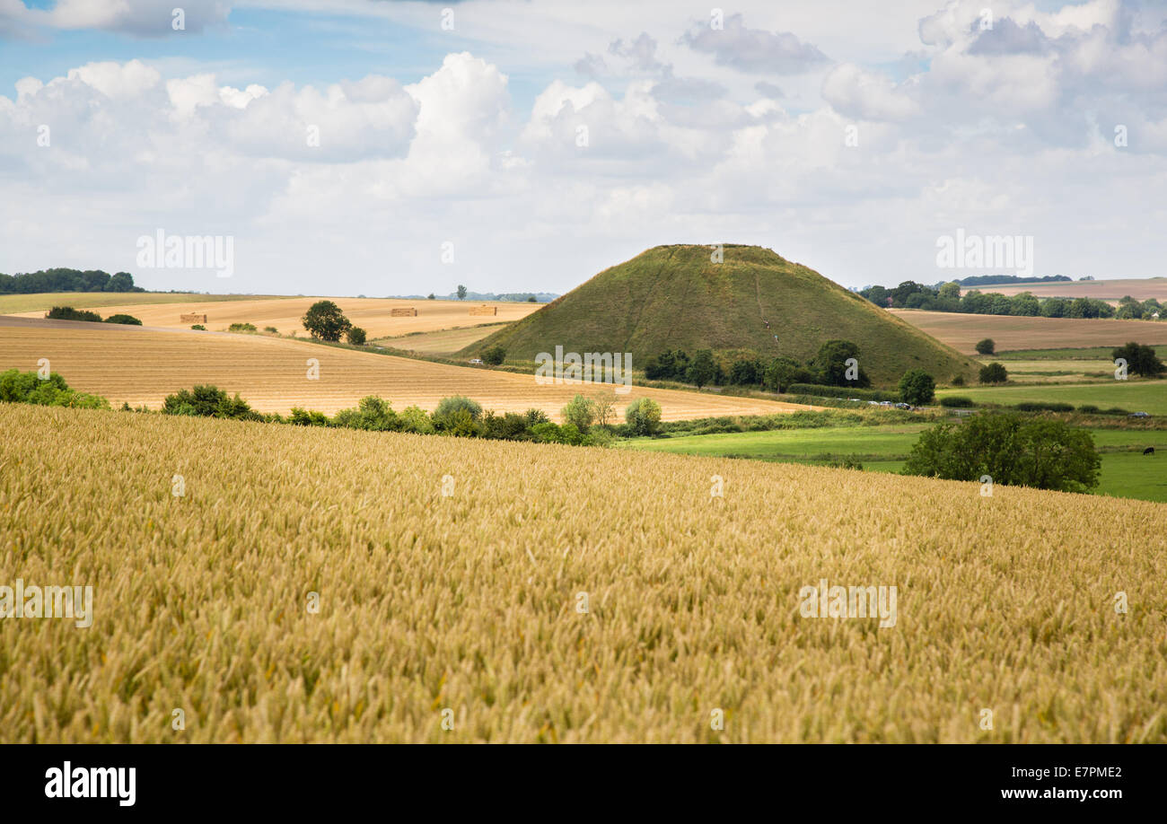 Silbury Hill néolithique près de Avebury dans le Wiltshire UK entouré de champs de blé doré en plein été Banque D'Images