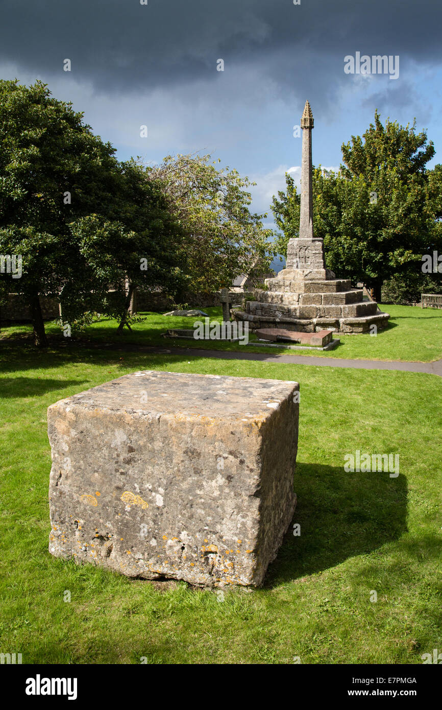 Un cube de pierre de un mètre et demi connu sous le nom de Dole Stone et traversez dans le cimetière de St Michael L'Archange à Dundry en dehors de Bristol Royaume-Uni Banque D'Images