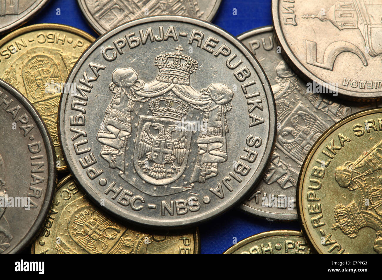 Pièces de monnaie de la Serbie. Les armoiries nationales serbes représenté dans les pièces de monnaie dinar serbe. Banque D'Images