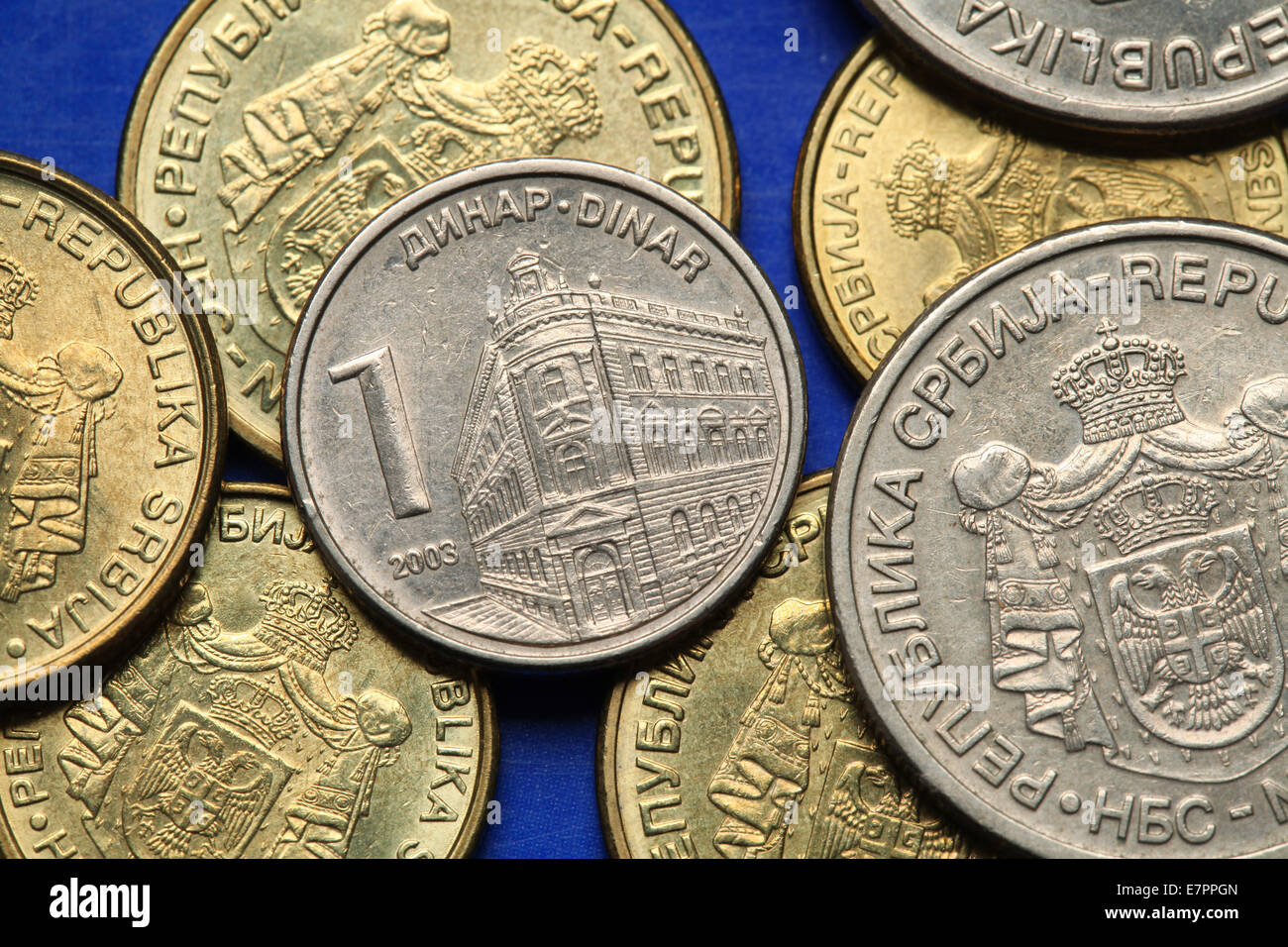 Pièces de monnaie de la Serbie. Le bâtiment de la Banque nationale de Serbie à Belgrade représenté dans la pièce d'un dinar serbe. Banque D'Images