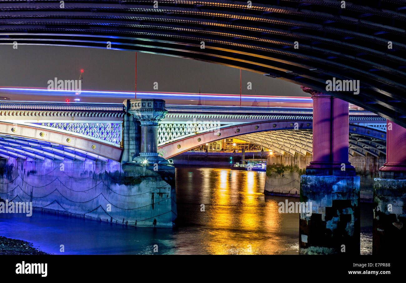 Sous Blackfriars Bridge at Night London UK Banque D'Images