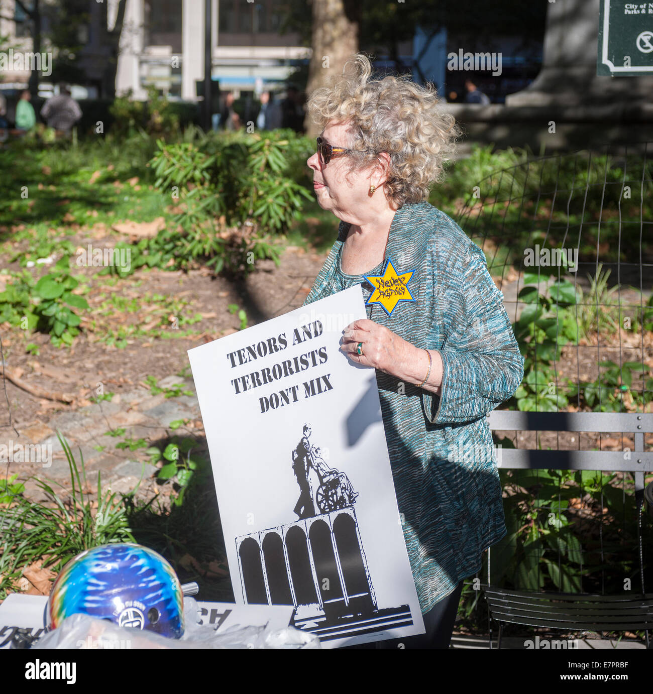 New York, USA. Des centaines de juifs et partisans protestation devant le Metropolitan Opera au Lincoln Center sur l'ouverture de nuit, le lundi 22 septembre 2014 contre la représentation de l'opéra d'octobre, 'The Death of Klinghoffer". 1991 L'opéra de John Adams décrit le meurtre de 69 ans, Leon Klinghoffer en fauteuil roulant par les terroristes de la Front de libération de la Palestine en 1985 à bord d'un bateau de croisière. La coalition des organisations à l'origine de la protestation soutiennent que l'opéra est antisémite et inciter à la haine contre les Juifs. Crédit : Richard B. Levine/Alamy Live News Banque D'Images