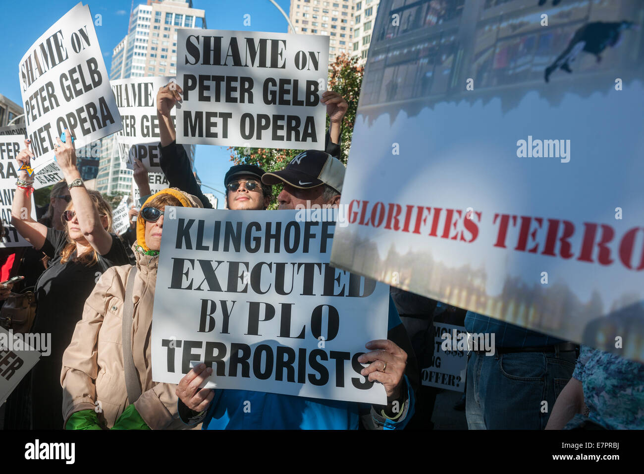 New York, USA. Des centaines de juifs et partisans protestation devant le Metropolitan Opera au Lincoln Center sur l'ouverture de nuit, le lundi 22 septembre 2014 contre la représentation de l'opéra d'octobre, 'The Death of Klinghoffer". 1991 L'opéra de John Adams décrit le meurtre de 69 ans, Leon Klinghoffer en fauteuil roulant par les terroristes de la Front de libération de la Palestine en 1985 à bord d'un bateau de croisière. La coalition des organisations à l'origine de la protestation soutiennent que l'opéra est antisémite et inciter à la haine contre les Juifs. Crédit : Richard B. Levine/Alamy Live News Banque D'Images