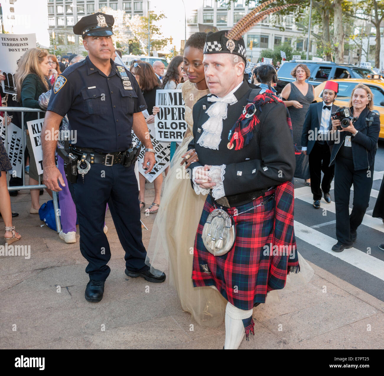 New York, USA. Les manifestants crier et crier 'honte' aux arrivées au Metropolitan Opera, au Lincoln Center, à l'ouverture de nuit, le lundi 22 septembre 2014, pour protester contre la représentation de l'opéra d'octobre, 'The Death of Klinghoffer". 1991 L'opéra de John Adams décrit le meurtre de 69 ans, Leon Klinghoffer en fauteuil roulant par les terroristes de la Front de libération de la Palestine en 1985 à bord d'un bateau de croisière. La coalition des organisations à l'origine de la protestation soutiennent que l'opéra est antisémite et inciter à la haine contre les Juifs. Crédit : Richard B. Levine/Alamy Live News Banque D'Images