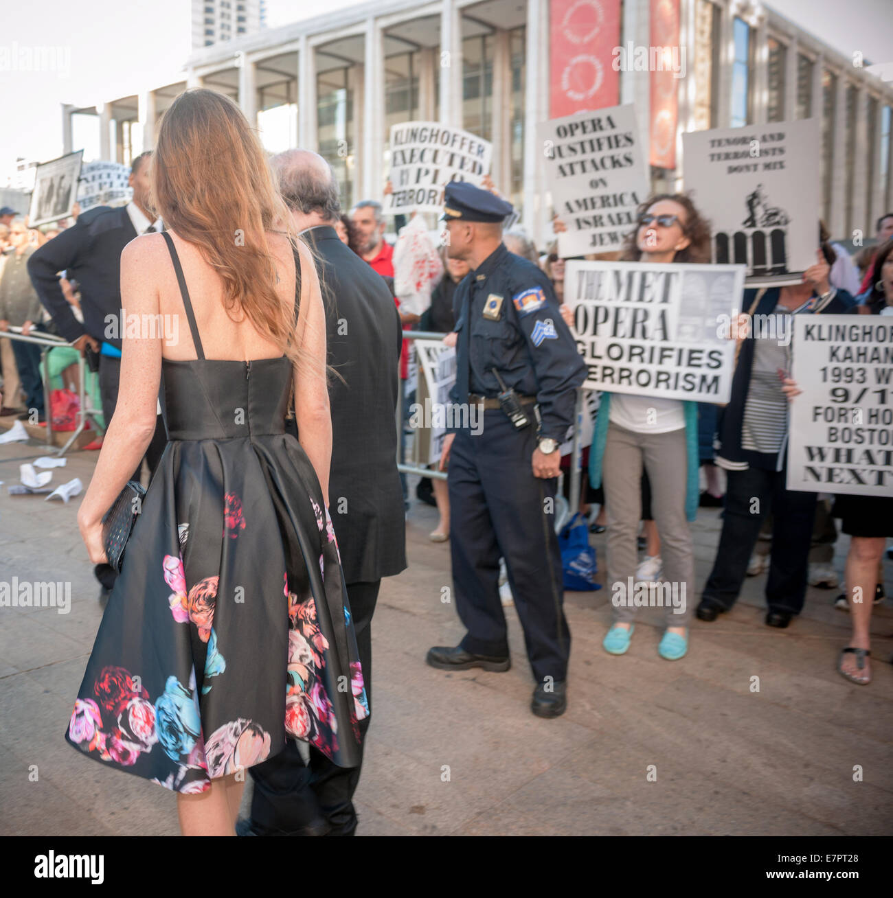 New York, USA. Les manifestants crier et crier 'honte' aux arrivées au Metropolitan Opera, au Lincoln Center, à l'ouverture de nuit, le lundi 22 septembre 2014, pour protester contre la représentation de l'opéra d'octobre, 'The Death of Klinghoffer". 1991 L'opéra de John Adams décrit le meurtre de 69 ans, Leon Klinghoffer en fauteuil roulant par les terroristes de la Front de libération de la Palestine en 1985 à bord d'un bateau de croisière. La coalition des organisations à l'origine de la protestation soutiennent que l'opéra est antisémite et inciter à la haine contre les Juifs. Crédit : Richard B. Levine/Alamy Live News Banque D'Images