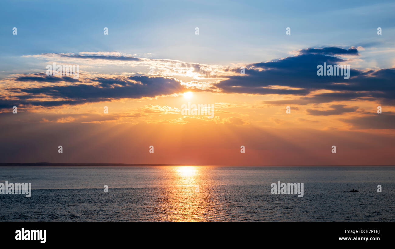 Le coucher du soleil et du soleil avec ciel dramatique au-dessus de l'océan Atlantique à l'Île du Prince Édouard, Canada Banque D'Images