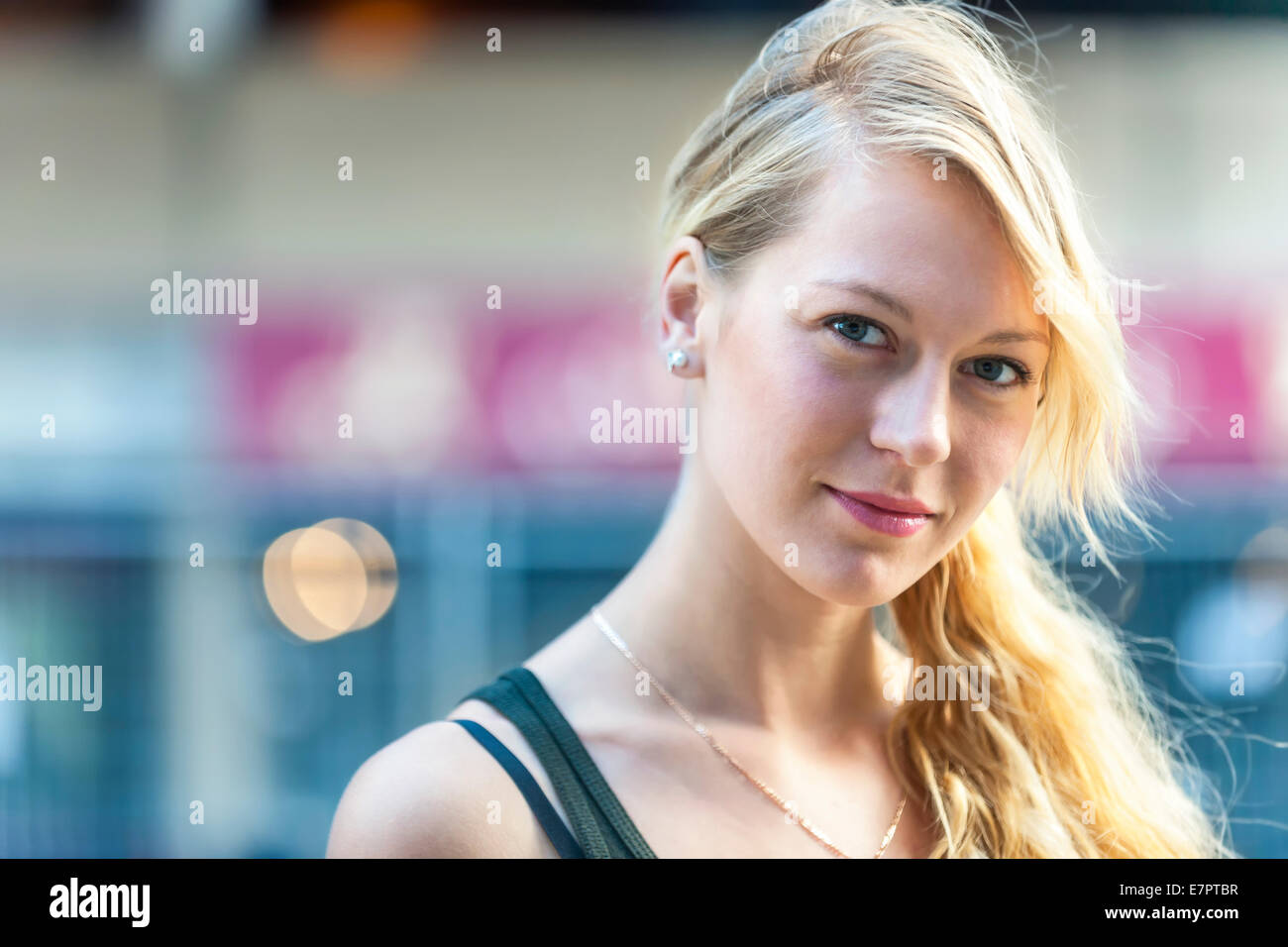 Portrait of young blonde woman looking at camera with copy space Banque D'Images