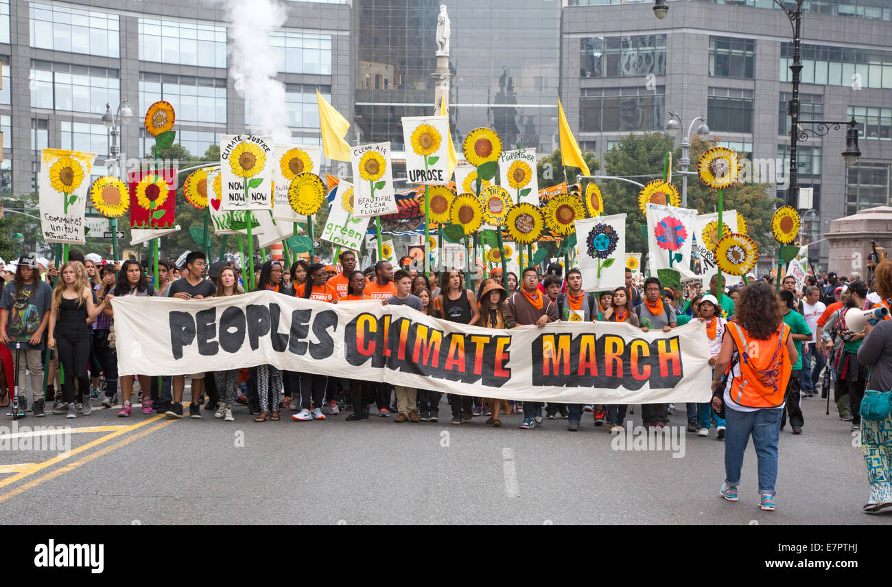 New York, New York USA - 21 septembre 2014 - Des centaines de milliers ont rejoint le gouvernemt Mars climatique' pour exiger une action urgente contre la menace du changement climatique. Crédit : Jim West/Alamy Live News Banque D'Images
