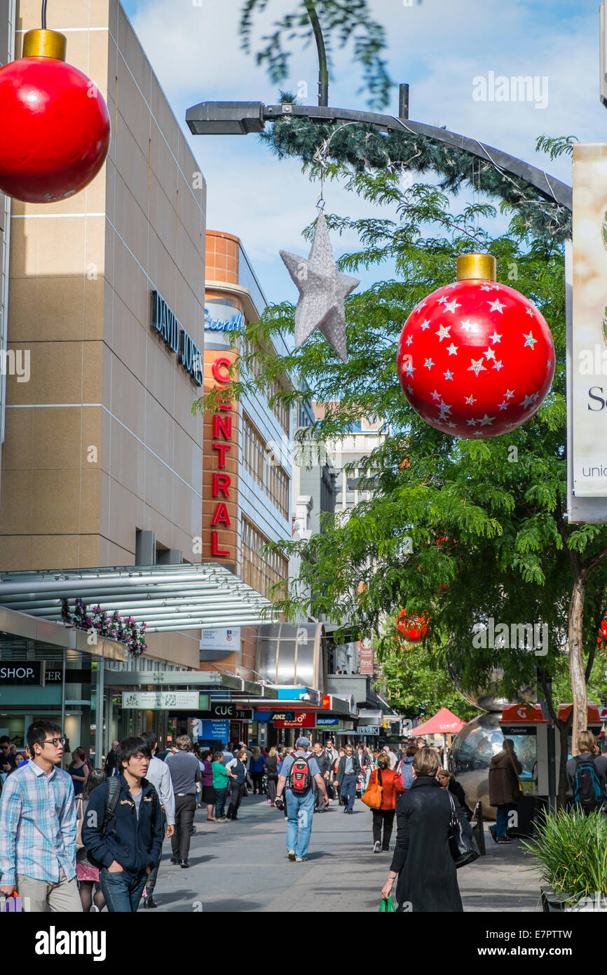 Les gens shopping pour les vacances de Noël dans le Rundle Mall Adélaïde, Australie Banque D'Images