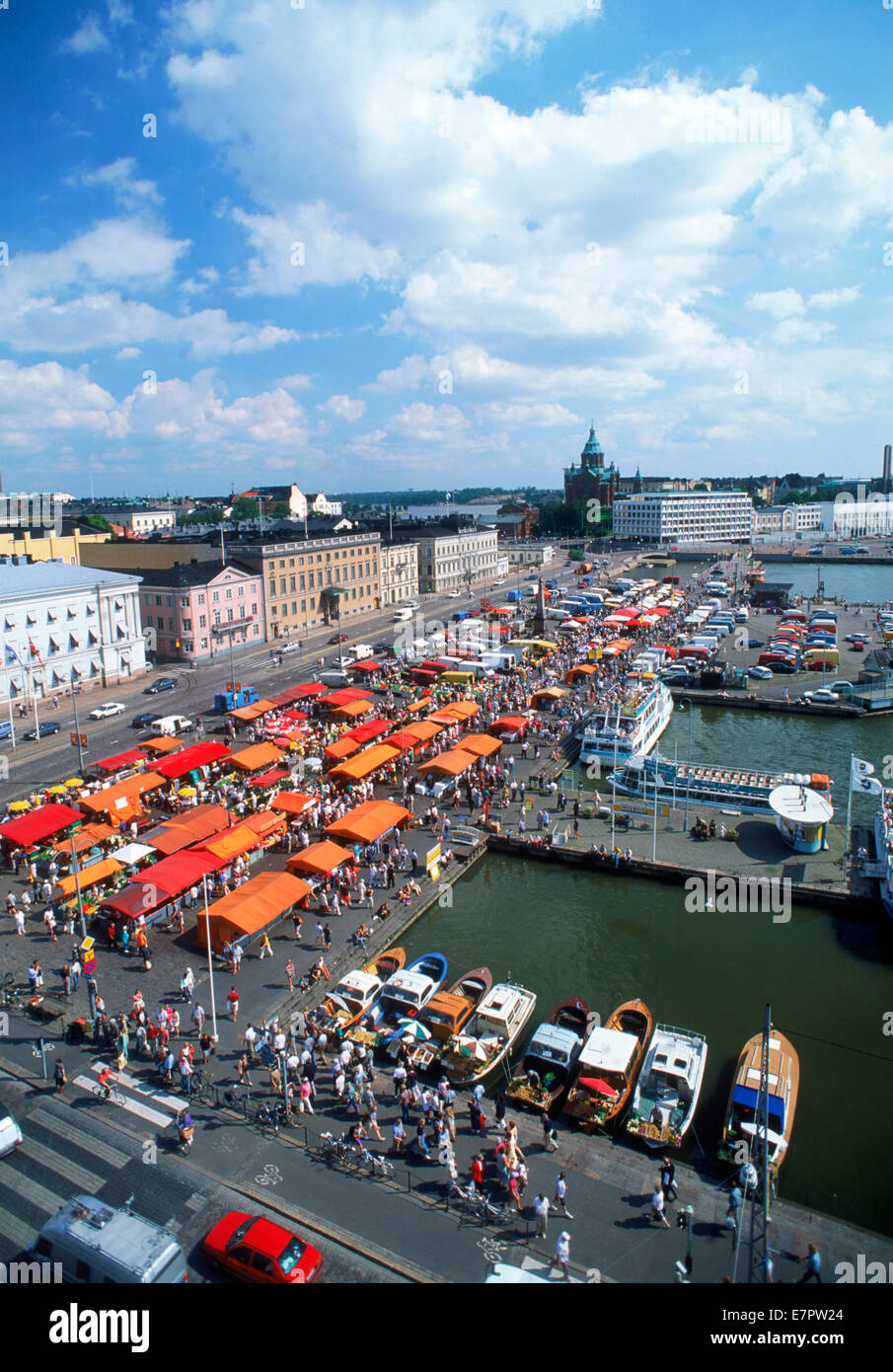 Place du marché sur le port du Sud avec la cathédrale Uspensky à Helsinki Banque D'Images