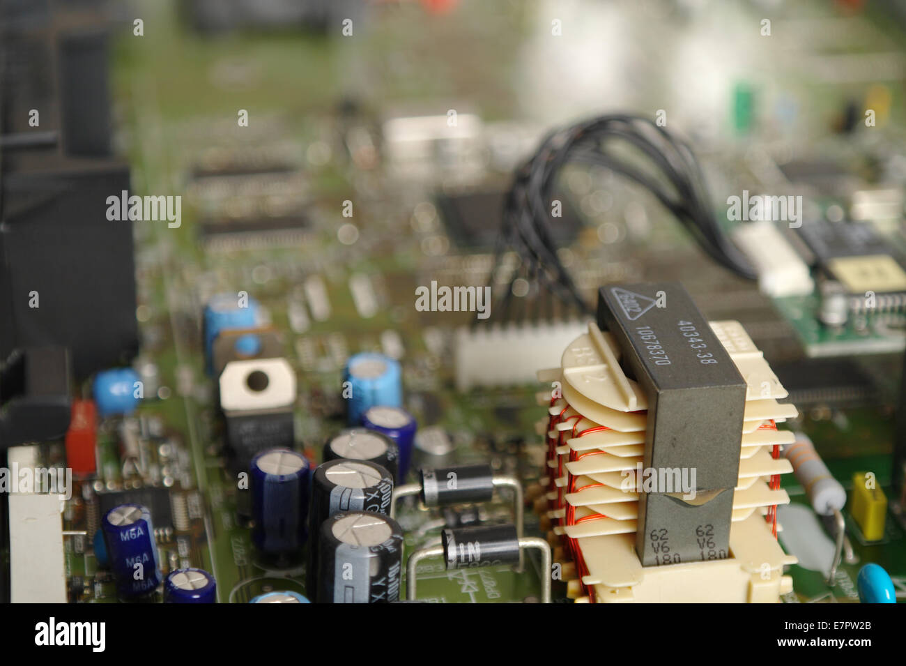 Bloc d'alimentation dans un décodeur satellite Banque D'Images