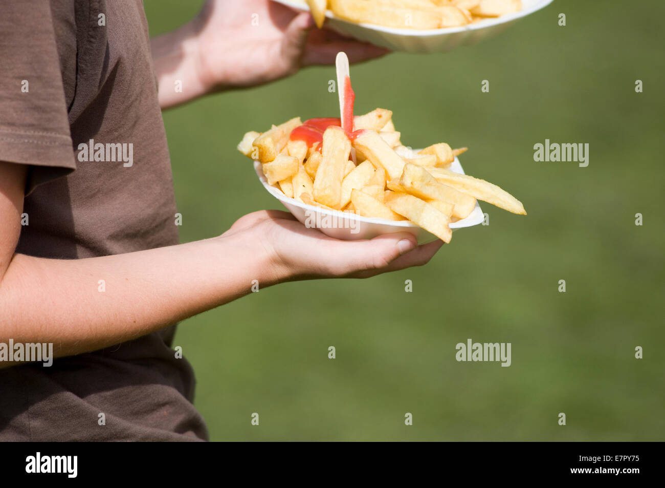 Chips de pommes de terre de l'alimentation fast food shop partie bac aliments gras gras ketchup fourche grande taille des portions d'obésité Obésité régimes gras mauvais greas Banque D'Images