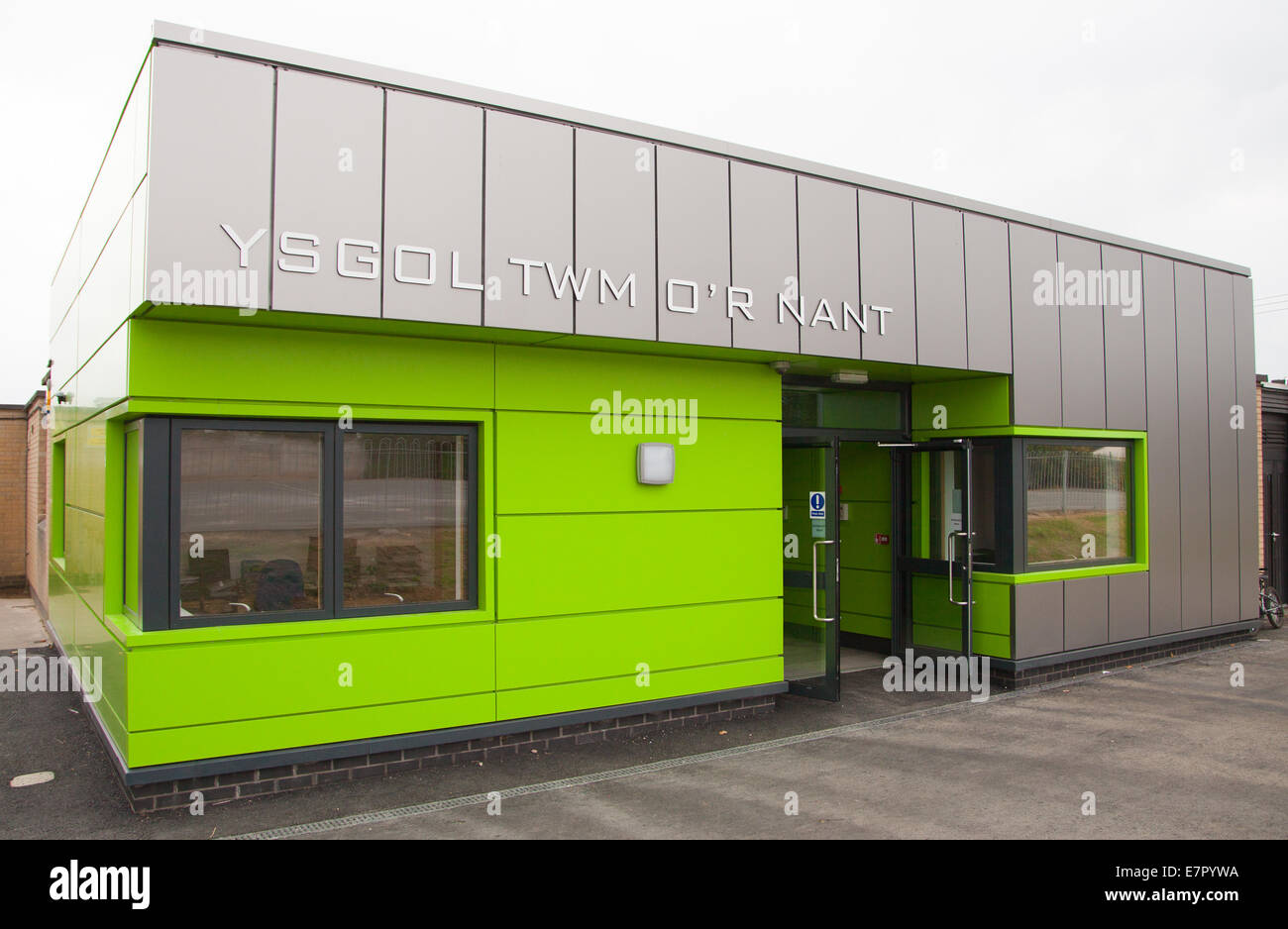 Ysgol Twm o'r nant, Denbigh. L'école primaire nouveau bâtiment d'accueil prises à l'ouverture officielle Banque D'Images